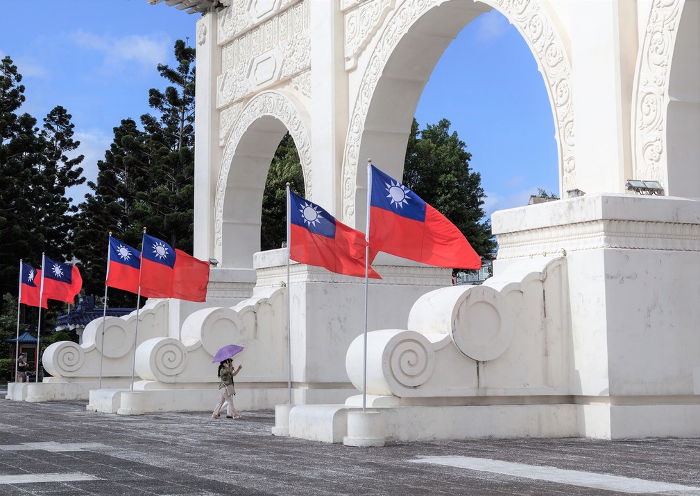 Republic of China flags flying in front of the spectacularly named Gate of Great Centrality and Perfect Uprightness – Taipei