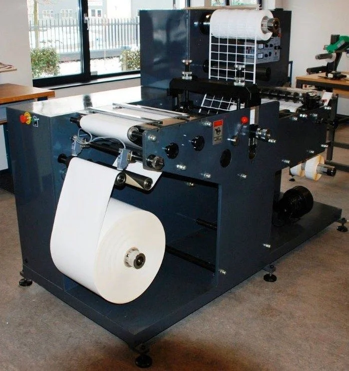 Unwind Reel unit with air shaft, floating web guide and splicing table including tension control