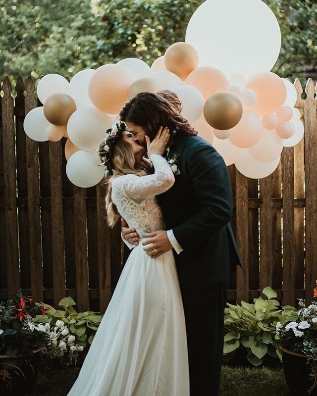 When @michaellosauro and @amandaeve_ asked for wedding balloons, we were sooo in🤍 Photo by: @corneliatraynor