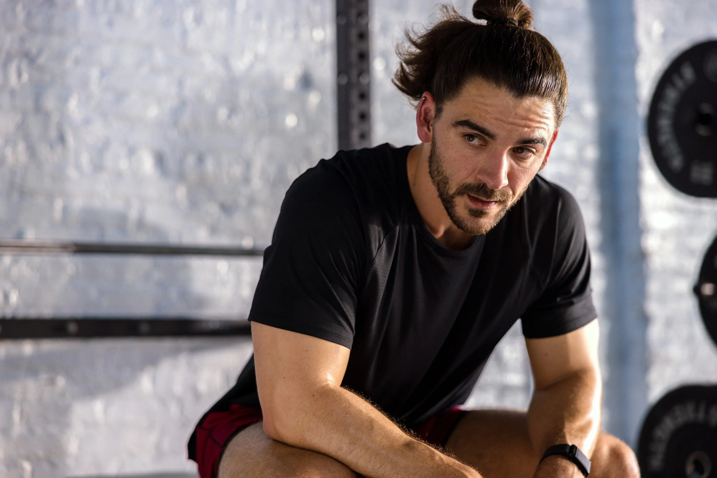 optimum-nutrition-athlete-resting-between-sets-gym-lifestyle-photo-chicago