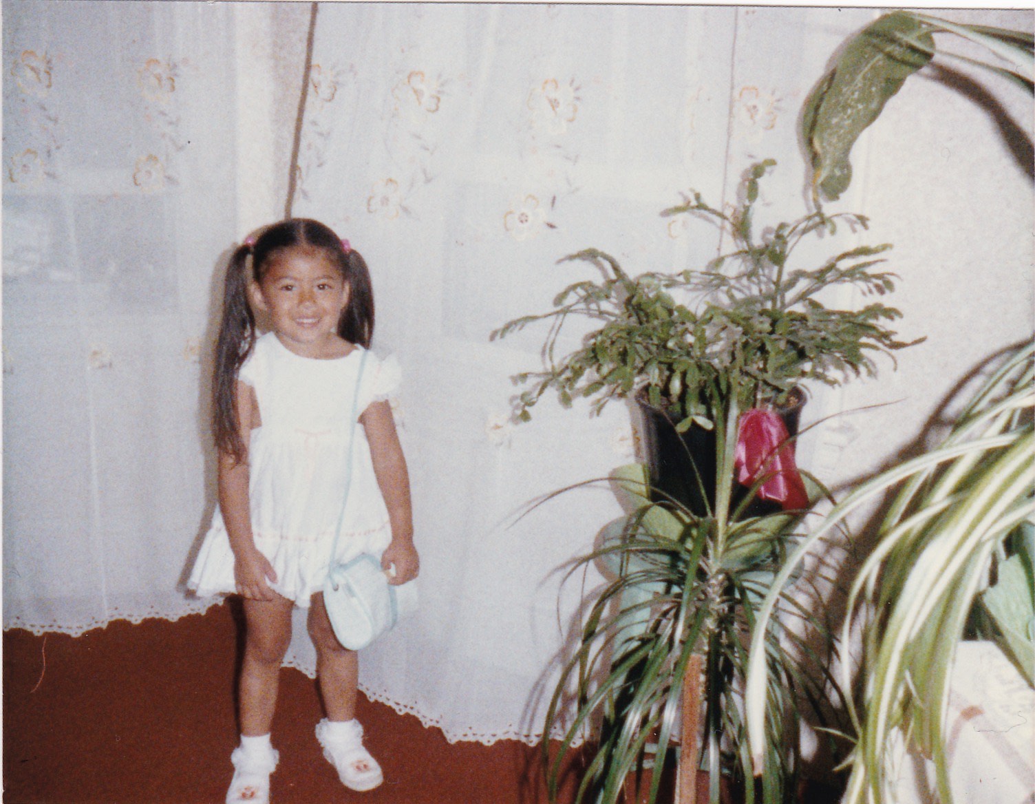 hahaha throw baacck little Melinda ....I think the bag is Chanel ;)