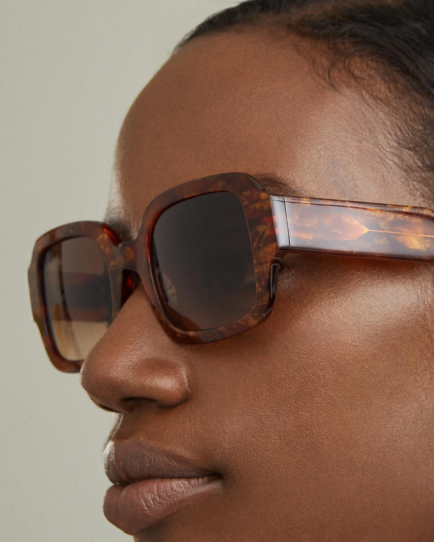 Flatlist_Tishkoff_0062YW_ShimmeryHorn_BrownGrad2357 copy.jpg