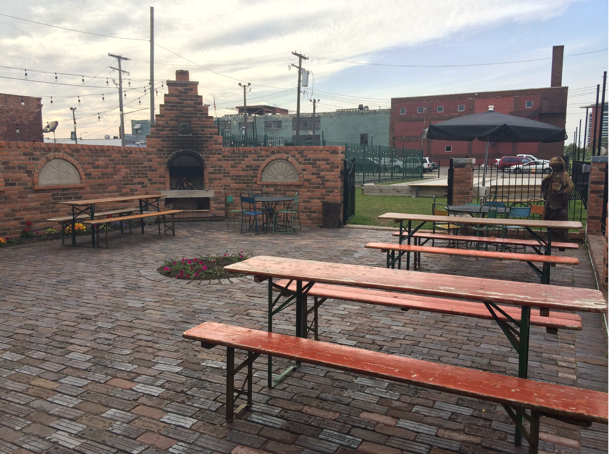 Ottava Via patio via @chickinthemitt