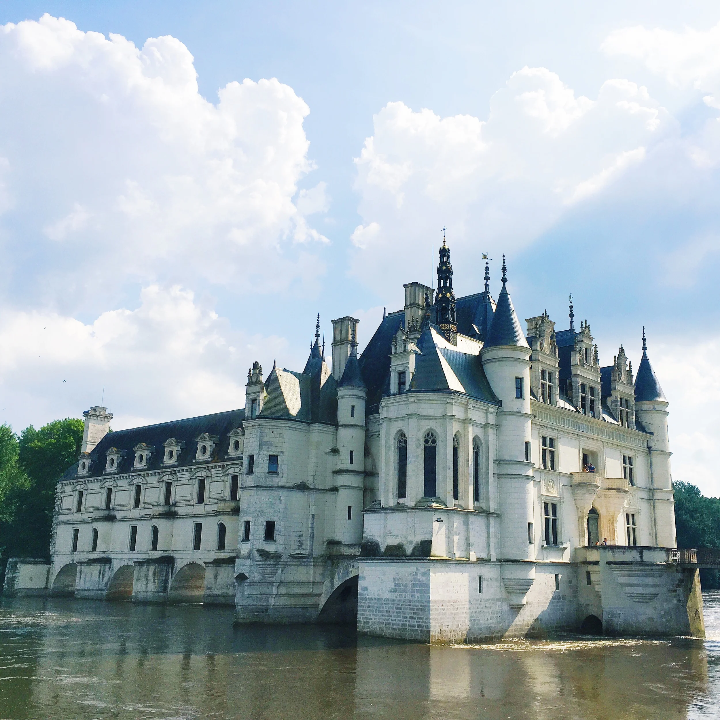 A Three-Day Itinerary to the Best of Loire Valley, France | A perfect itinerary and travel guide for a long weekend in the land of fairytale castles and hot air balloons. | Where to stay in Amboise | What to Do in Loire Valley | Châteaux Cheverny, V…