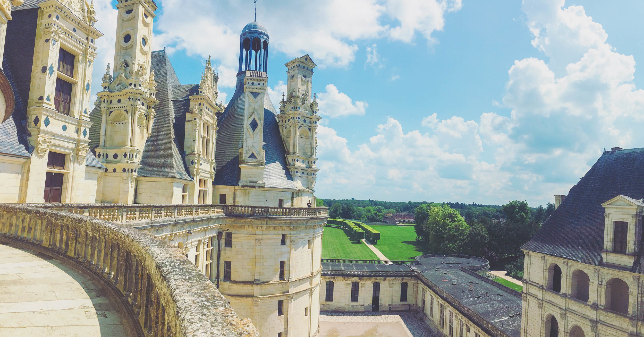 A Three-Day Itinerary to the Best of Loire Valley, France | A perfect itinerary and travel guide for a long weekend in the land of fairytale castles and hot air balloons. | Where to stay in Amboise | What to Do in Loire Valley | Châteaux Cheverny, V…