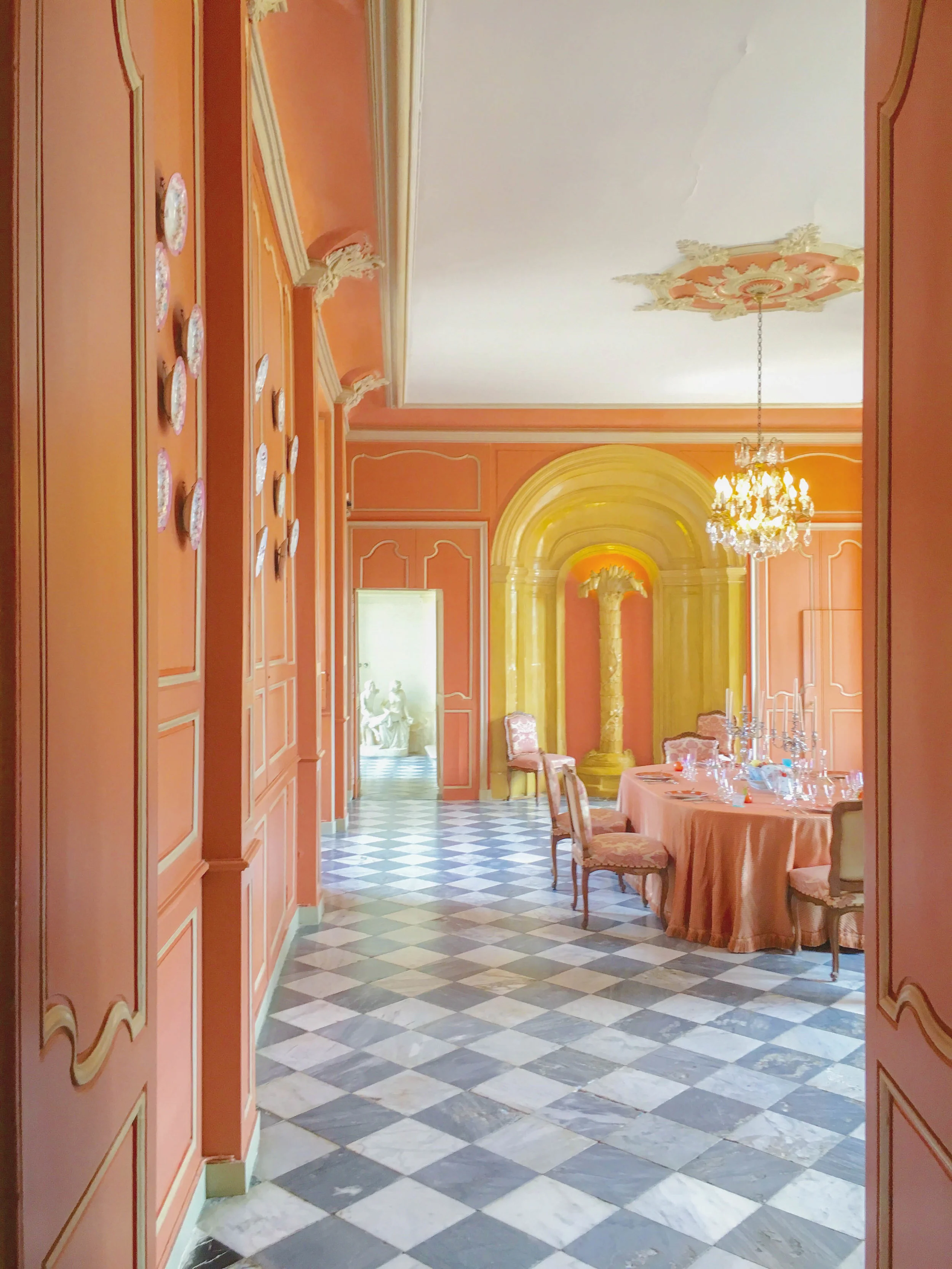 A Three-Day Itinerary to the Best of Loire Valley, France | A perfect itinerary and travel guide for a long weekend in the land of fairytale castles and hot air balloons. | Where to stay in Amboise | What to Do in Loire Valley | Châteaux Cheverny, V…