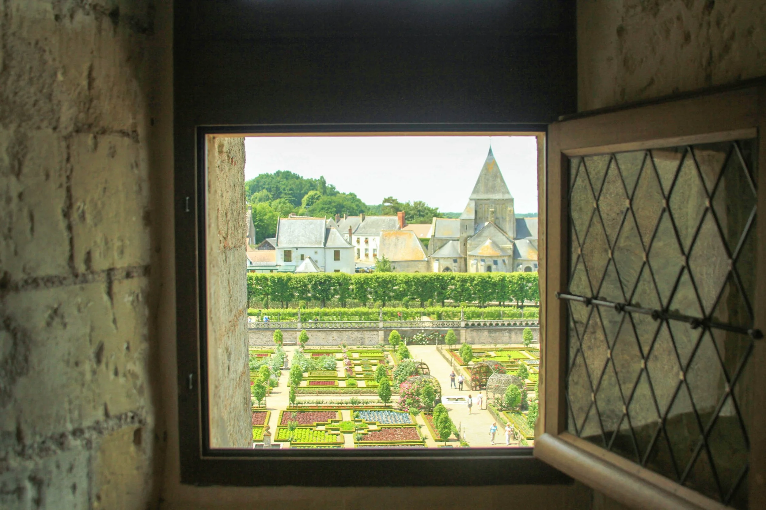 A Three-Day Itinerary to the Best of Loire Valley, France | A perfect itinerary and travel guide for a long weekend in the land of fairytale castles and hot air balloons. | Where to stay in Amboise | What to Do in Loire Valley | Châteaux Cheverny, V…