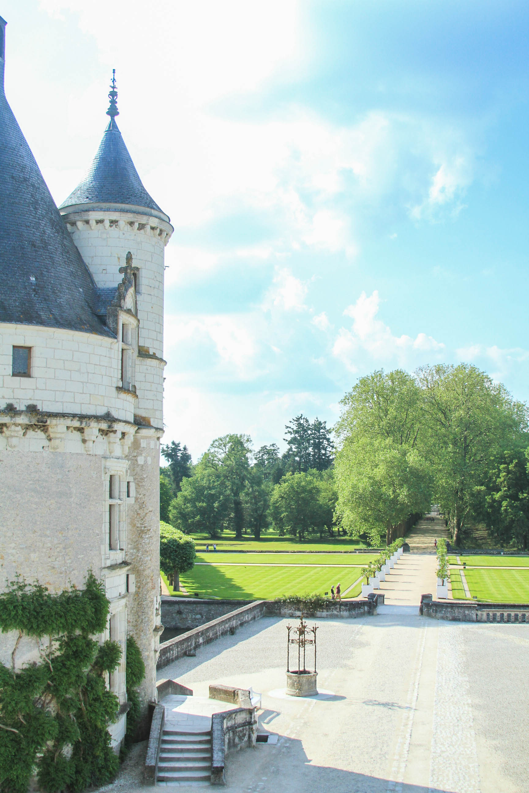 A Three-Day Itinerary to the Best of Loire Valley, France | A perfect itinerary and travel guide for a long weekend in the land of fairytale castles and hot air balloons. | Where to stay in Amboise | What to Do in Loire Valley | Châteaux Cheverny, V…