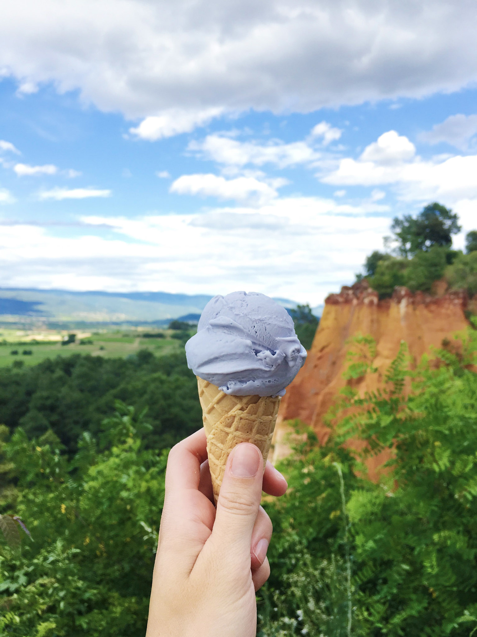 Lavender ice cream and Ochre cliffs in Roussillon, France | #mfrancisdesigntravels