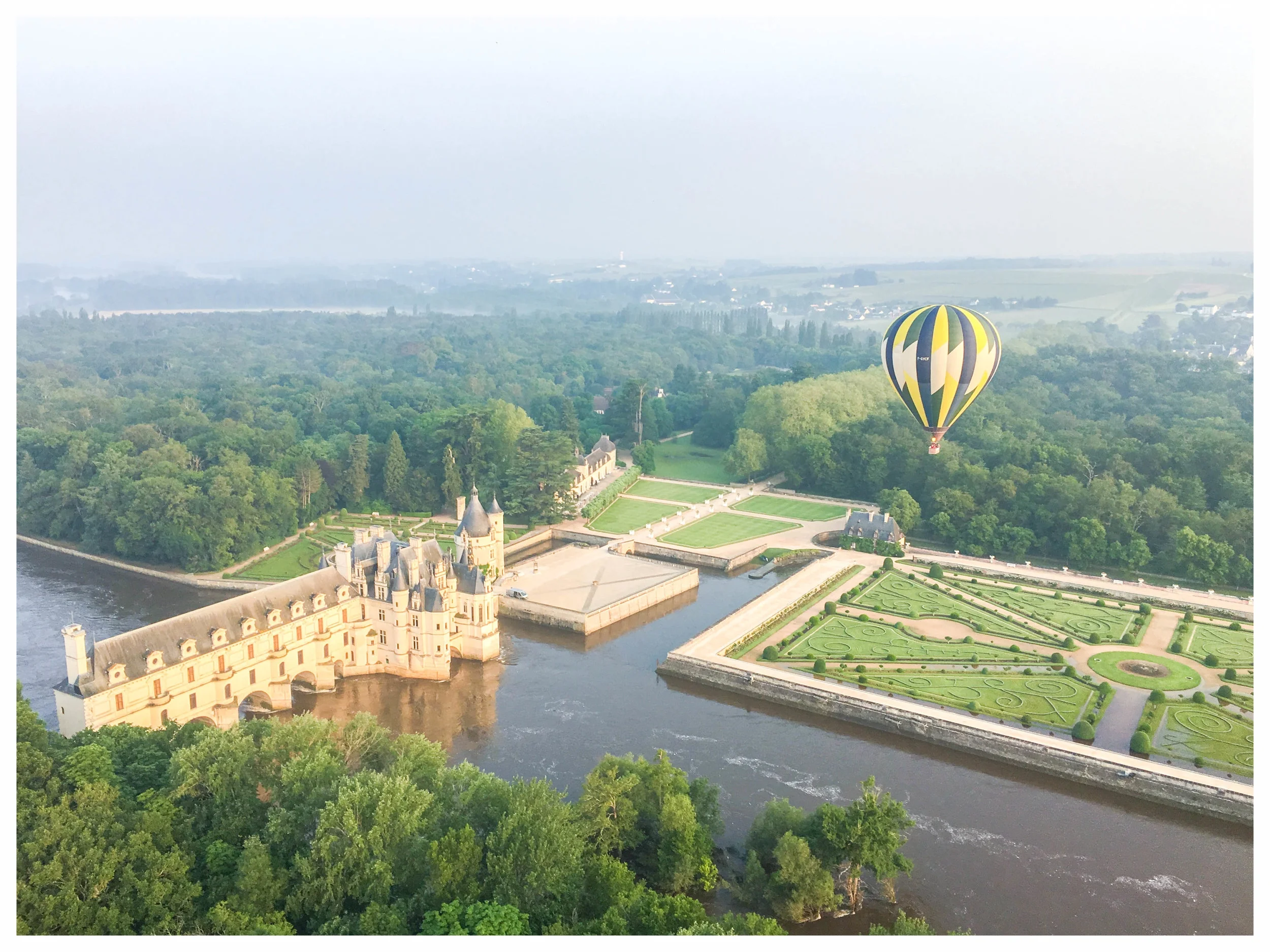 A Three-Day Itinerary to the Best of Loire Valley, France | A perfect itinerary and travel guide for a long weekend in the land of fairytale castles and hot air balloons. | Where to stay in Amboise | What to Do in Loire Valley | Châteaux Cheverny, V…