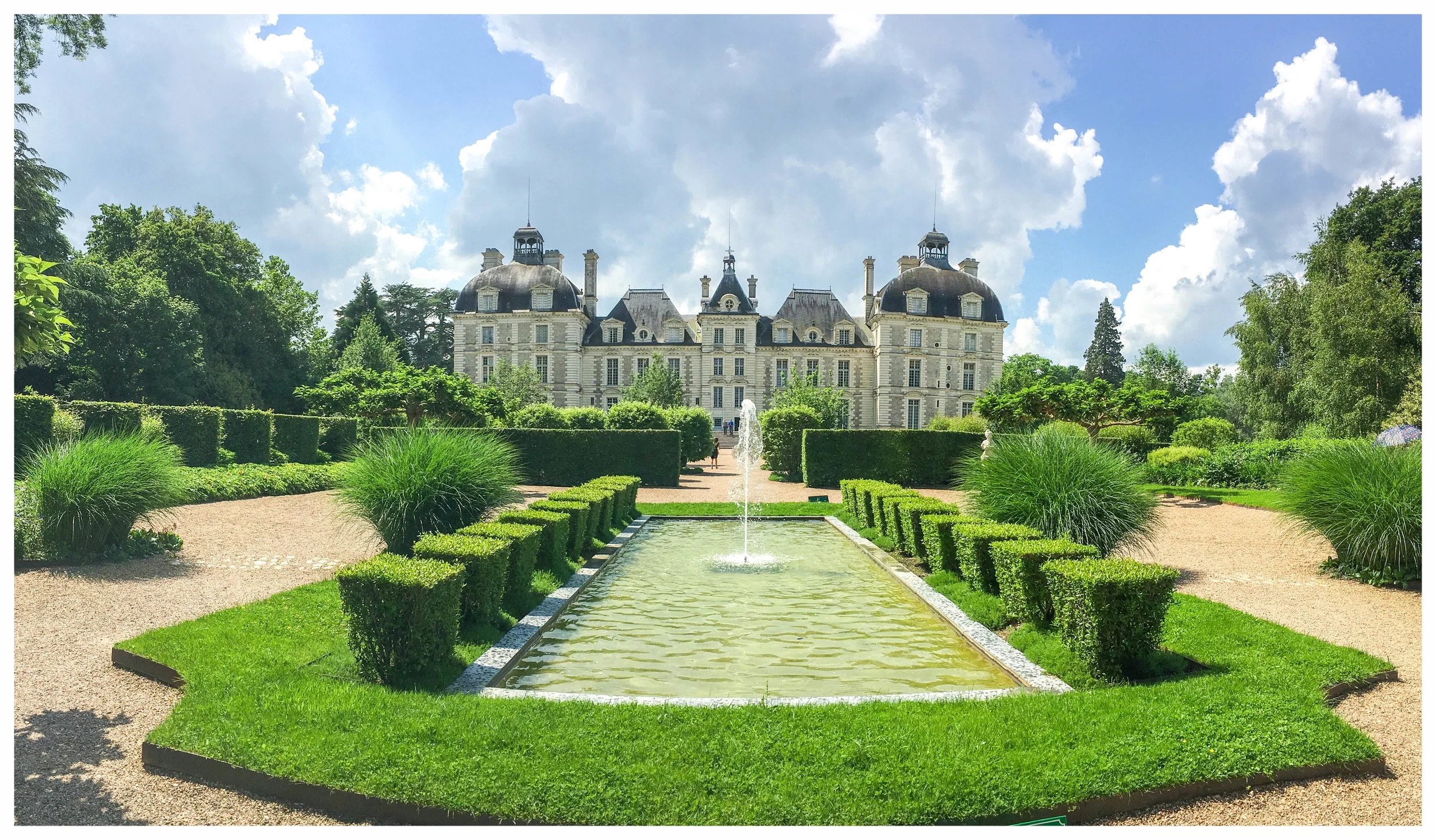 A Three-Day Itinerary to the Best of Loire Valley, France | A perfect itinerary and travel guide for a long weekend in the land of fairytale castles and hot air balloons. | Where to stay in Amboise | What to Do in Loire Valley | Châteaux Cheverny, V…