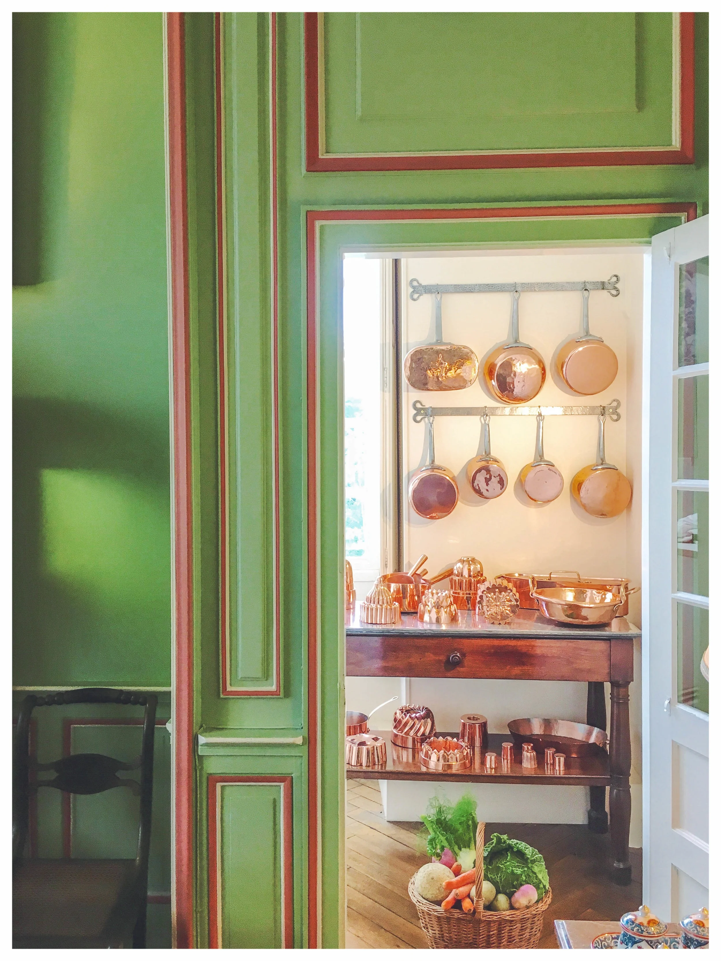 A Three-Day Itinerary to the Best of Loire Valley, France | A perfect itinerary and travel guide for a long weekend in the land of fairytale castles and hot air balloons. | Where to stay in Amboise | What to Do in Loire Valley | Châteaux Cheverny, V…