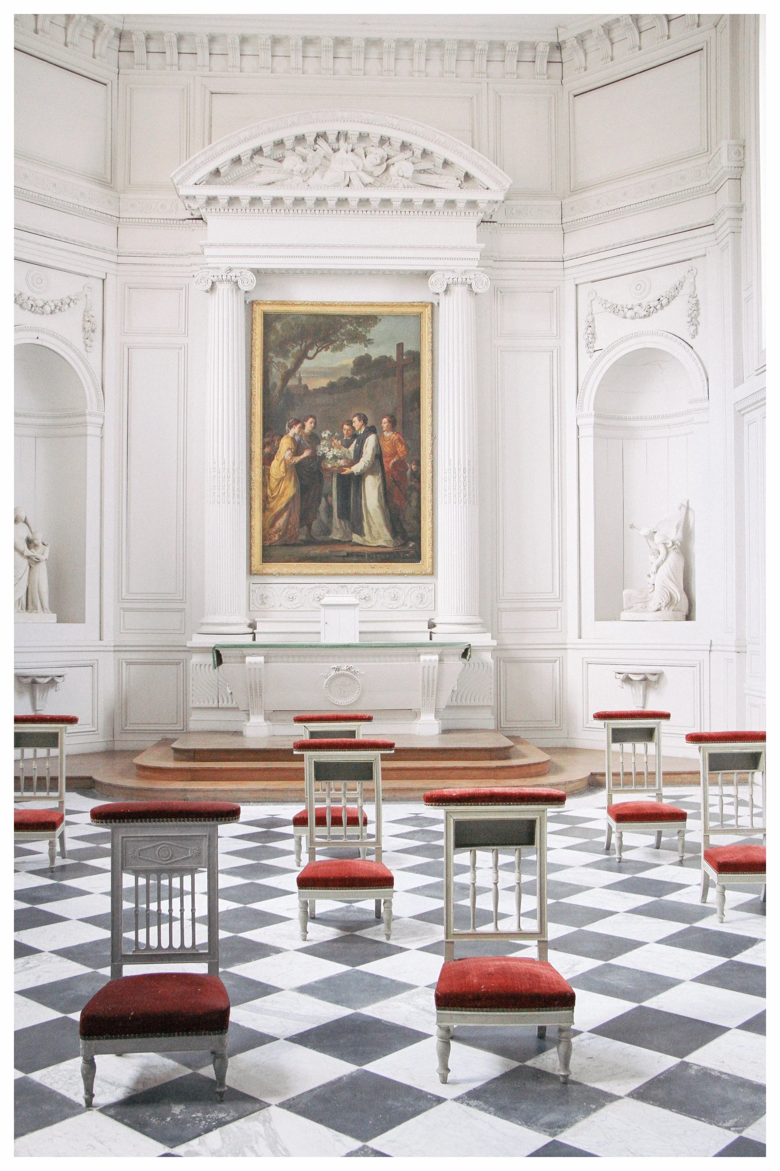 Visiting Versailles: How to Plan a Day Trip to the Palace &amp; Gardens | My best tips for a self-guided tour of the royal chateau, with a custom google travel map and outfit ideas for what to wear. | From the Hall of Mirrors to Marie Antoinette's P…