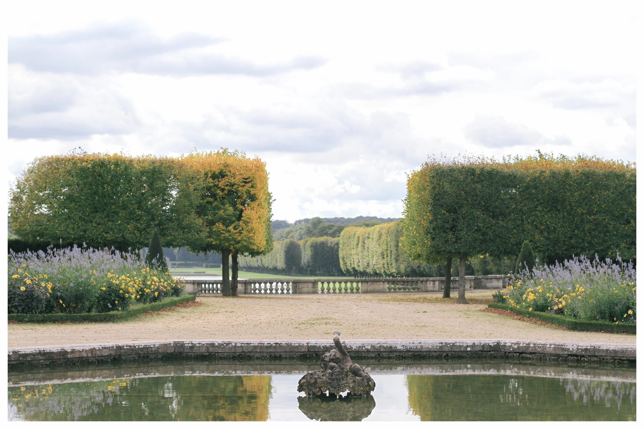 Visiting Versailles: How to Plan a Day Trip to the Palace &amp; Gardens | My best tips for a self-guided tour of the royal chateau, with a custom google travel map and outfit ideas for what to wear. | From the Hall of Mirrors to Marie Antoinette's P…