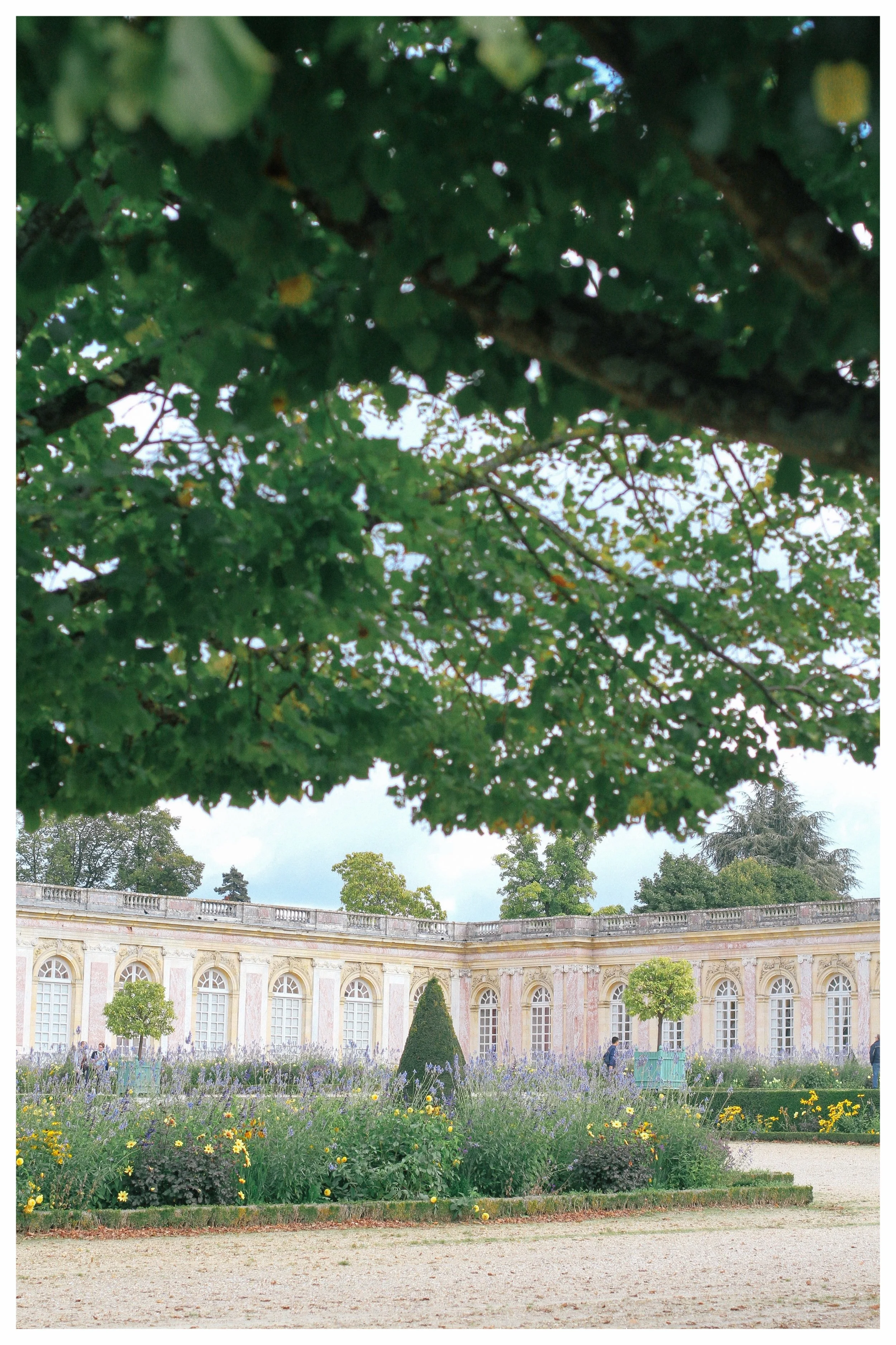Visiting Versailles: How to Plan a Day Trip to the Palace &amp; Gardens | My best tips for a self-guided tour of the royal chateau, with a custom google travel map and outfit ideas for what to wear. | From the Hall of Mirrors to Marie Antoinette's P…