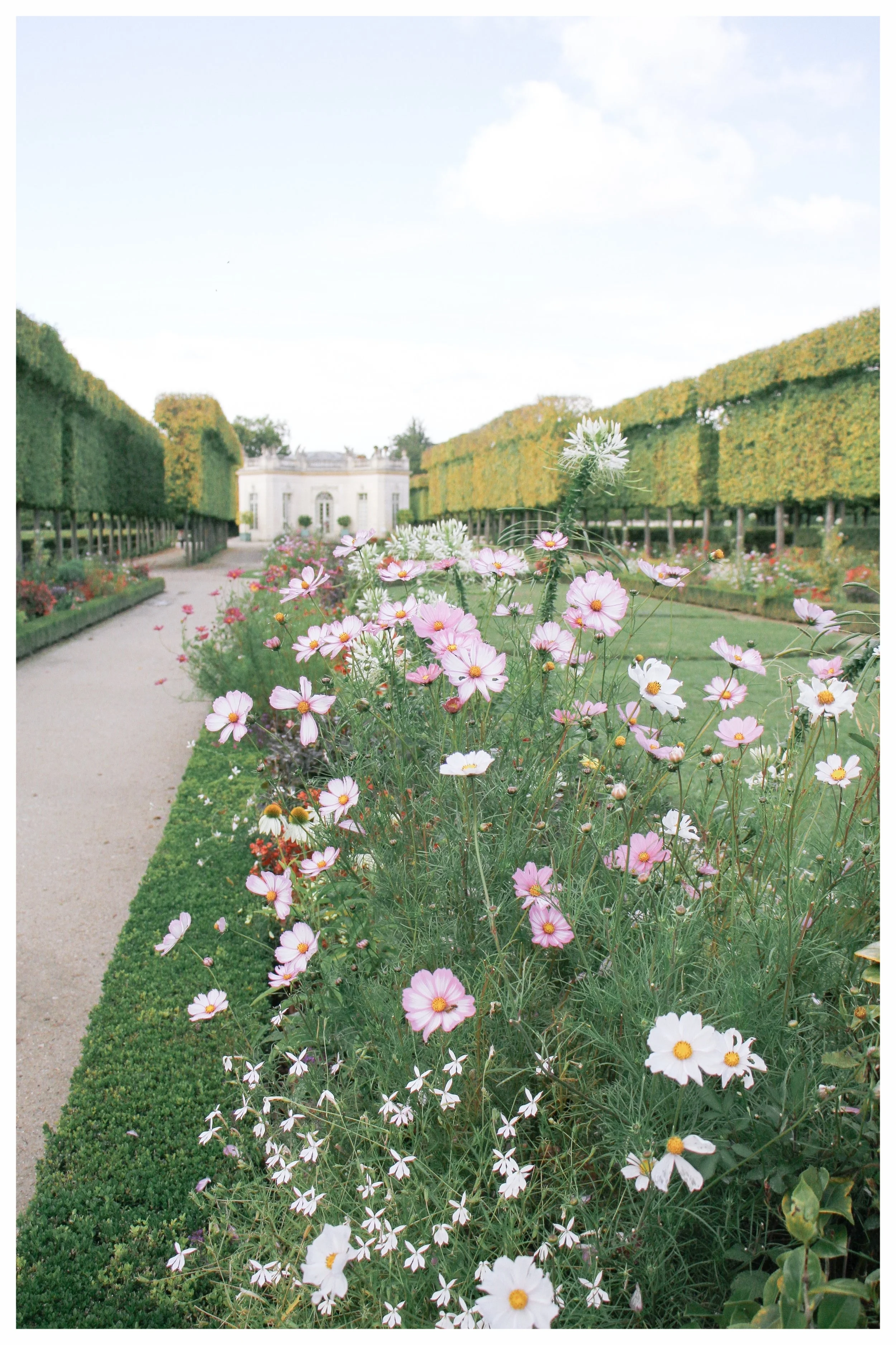 Visiting Versailles: How to Plan a Day Trip to the Palace &amp; Gardens | My best tips for a self-guided tour of the royal chateau, with a custom google travel map and outfit ideas for what to wear. | From the Hall of Mirrors to Marie Antoinette's P…