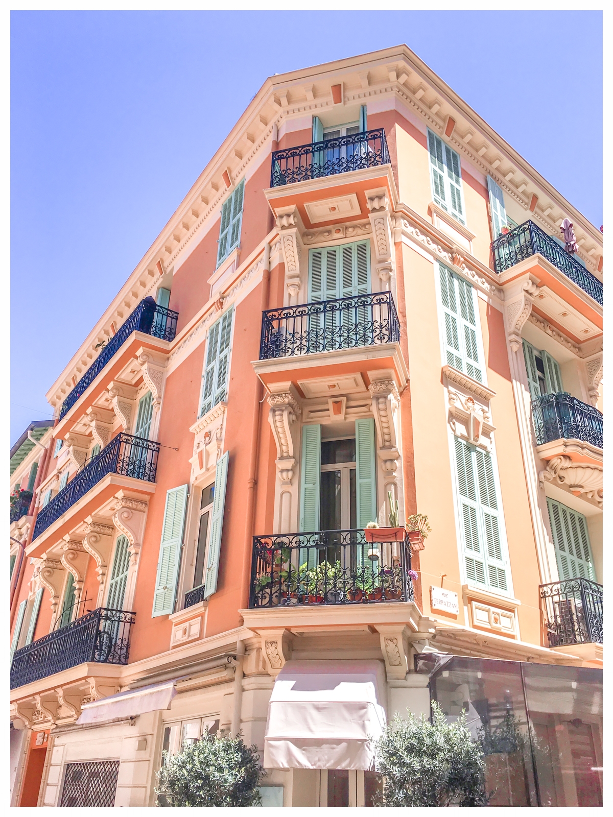 How to See Monaco in One Day | A Travel Guide | Things to do in Monte Carlo and Monaco-Ville | If you only have one day to spend in this glamorous city-state, this is your guide to all the sights, shopping and food in Monaco. | Place du Casino, Gard…