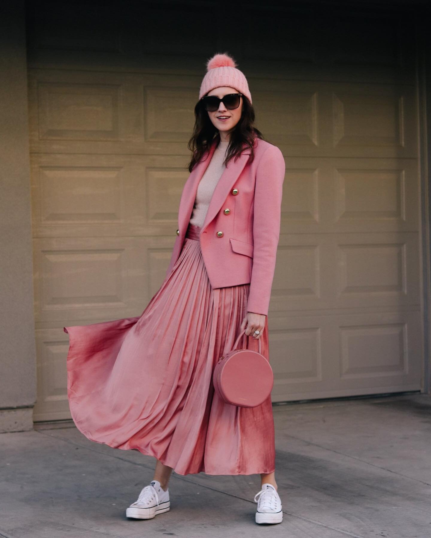 Happy Valentine&rsquo;s Day! 💖 I love wearing pink most days of the year, but it&rsquo;s especially fun on February 14th ☺️ As a kid I loved wearing anything pink/red to school and exchanging valentines with my class! Did you ever make little valent