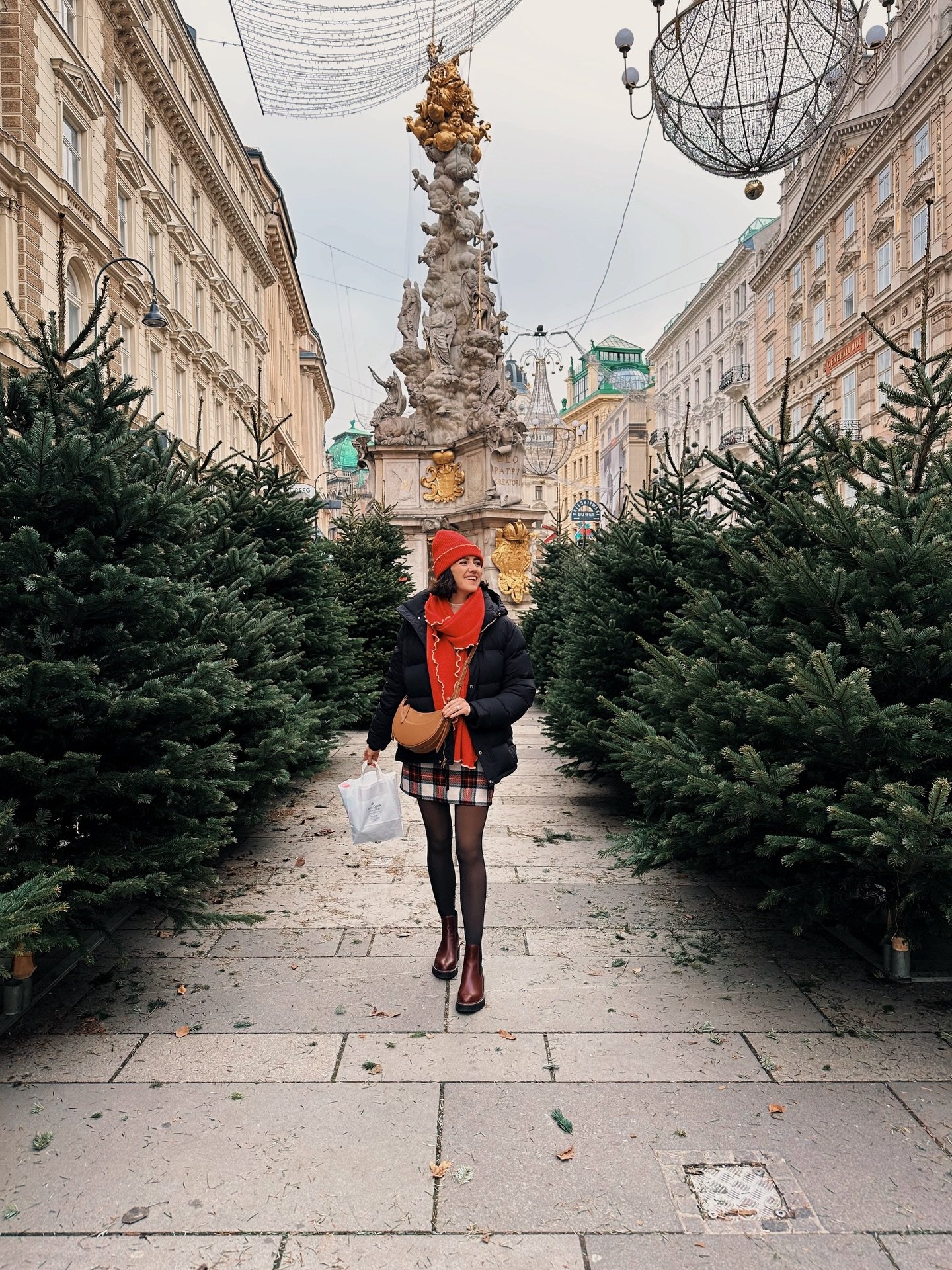 the streets are alive with the sound of Christmas music 🎄🎶 This was our first time in Austria and we had an amazing day exploring Vienna! We went to 3 Christmas markets, but my favorite one by far was in front of City Hall - they had a beautiful ca