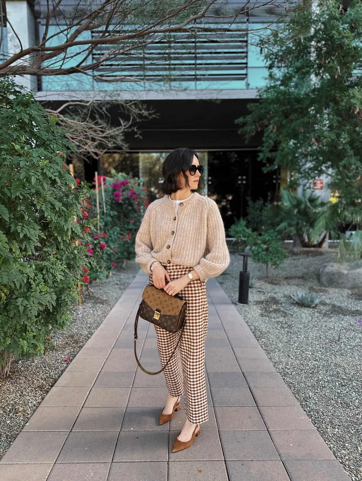 dressed like my daily coffee order ☕️ If it&rsquo;s not a creamy shade of beige, I don&rsquo;t want it 😂 

Comment SHOP below to receive a DM with the link to this post on my LTK ⬇ https://liketk.it/5NzLs 

#neutraloutfit #neutralstyling #winterootd