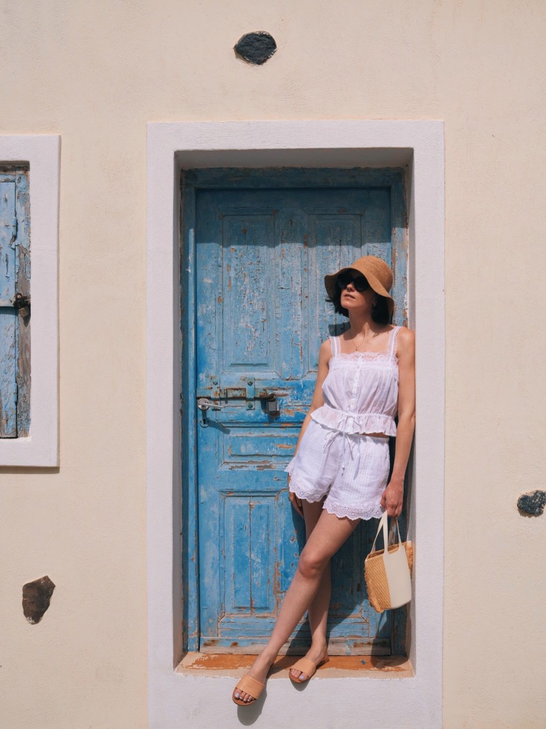 our first full day in Santorini truly was like paradise&hellip;more charming and stunning than I even imagined! We wandered the quaint streets of Megalachori and basically stopped to take a photo every 10 steps 😂 I mean, when the buildings and doorw