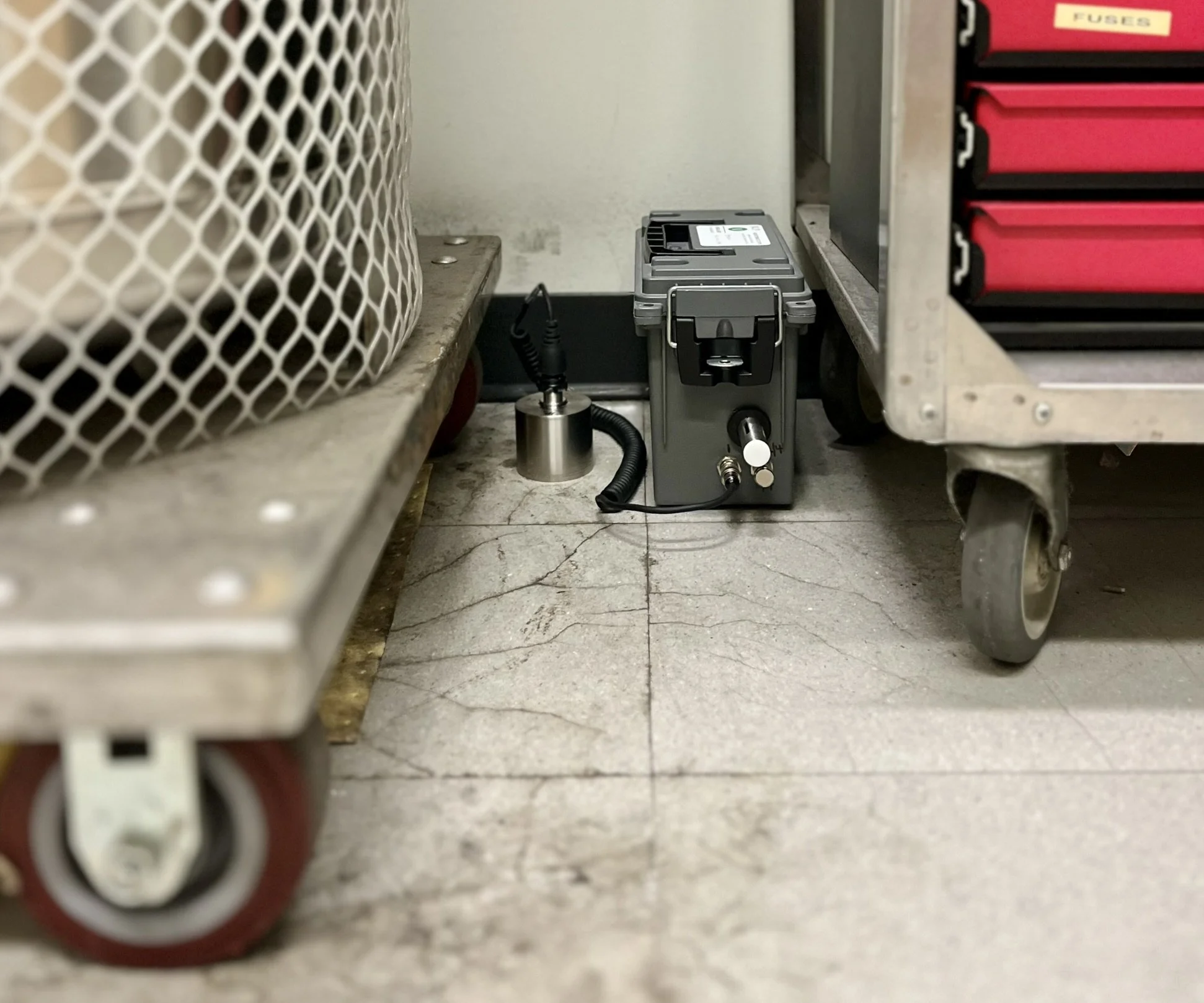 Vibration monitoring instrument in a lab