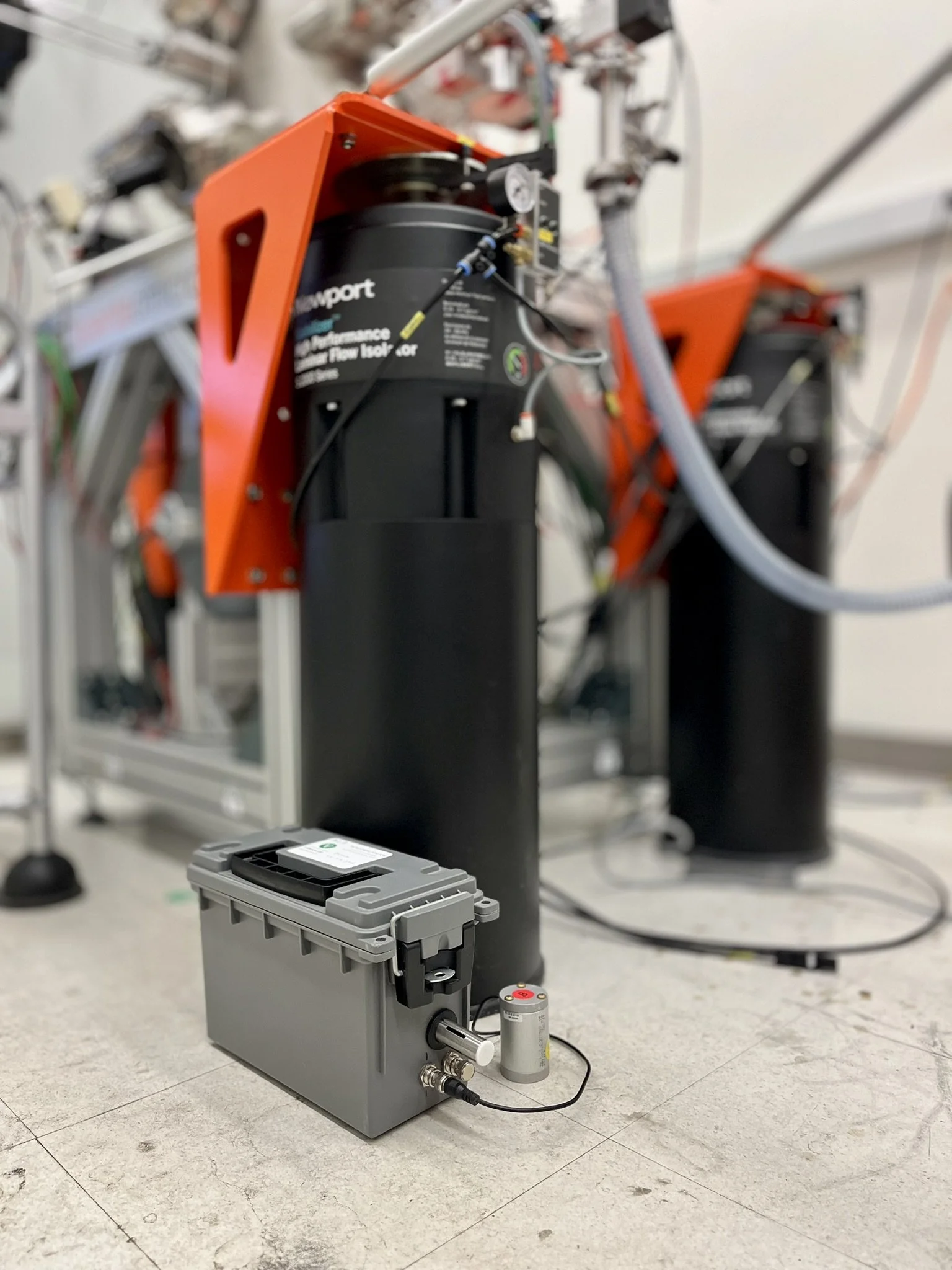 Vibration monitoring instrument at a scanning probe microscope
