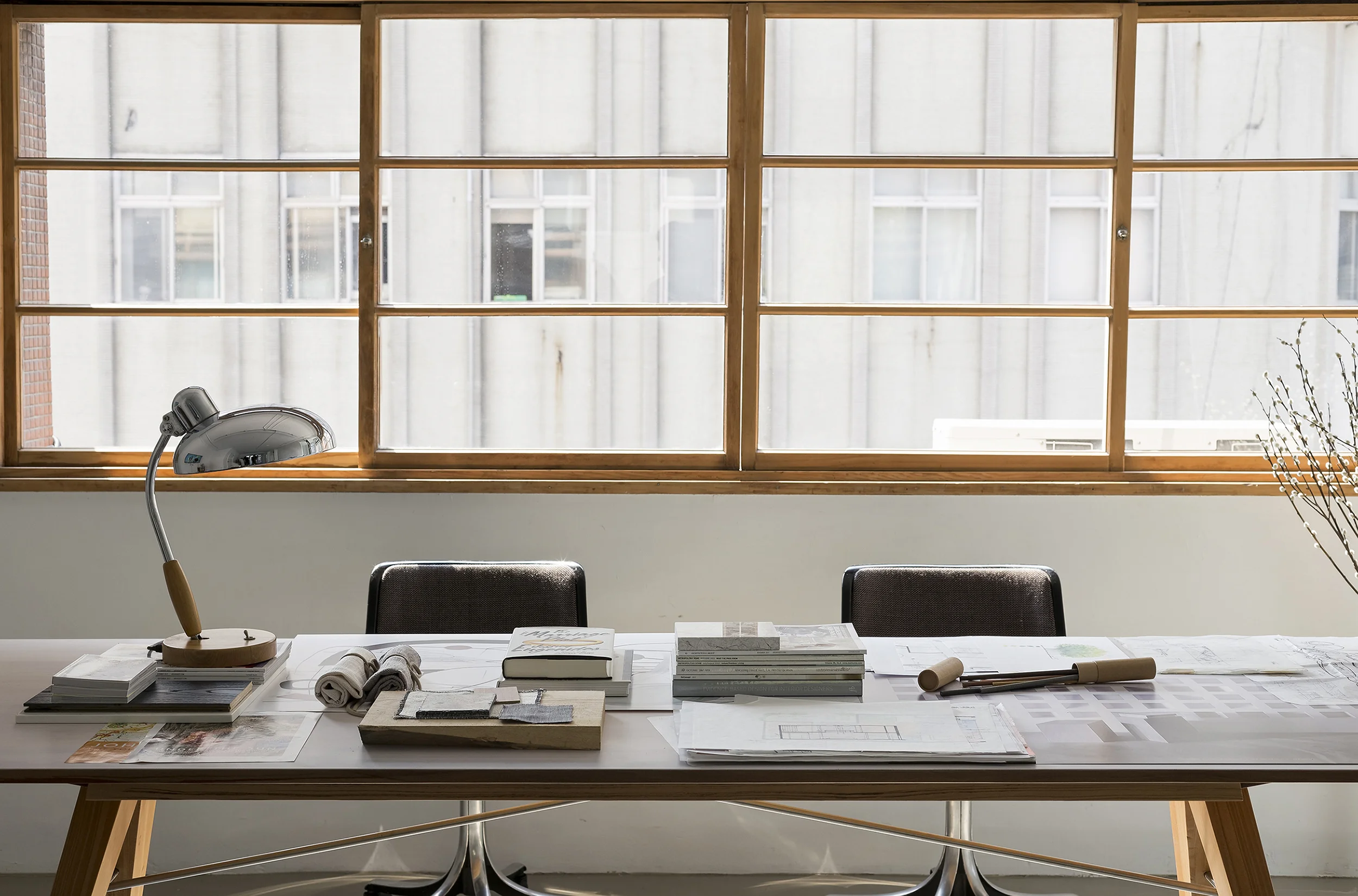 Studio In2_meetingtable.jpg