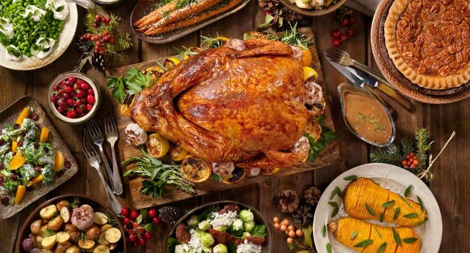 De feestdagen zijn voor veel mensen de moeilijkste periode om op gewicht te blijven. Het extra eten van PROTEÏNEN zou een oplossing kunnen zijn om minder gewicht en dus ook vetweefsel bij te komen. 
