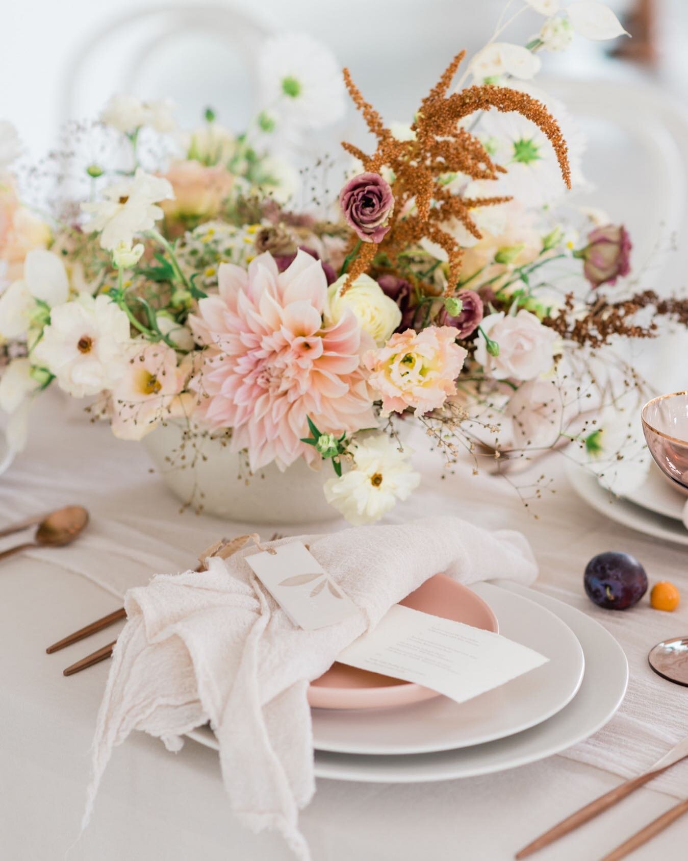 You can never have enough detail shots especially when it's this beautiful.

⠀⠀⠀⠀⠀⠀⠀⠀⠀
⠀⠀⠀⠀⠀⠀⠀⠀⠀
Photographer: @pepstudios.co 
Workshop Host: @alix.gould
Designed &amp; Planned by: @vivianlyttle
Florals: @floraandfarfalla
Rentals: @simplybeautifuldec