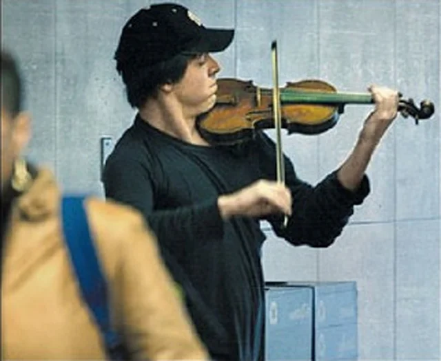 apeculiarsprezzatura:

Washington, DC Metro Station on a cold January morning in 2007. The man with a violin played six Bach pieces for about 45 minutes. During that time approximately. 2 thousand people went through the station, most of them on the…