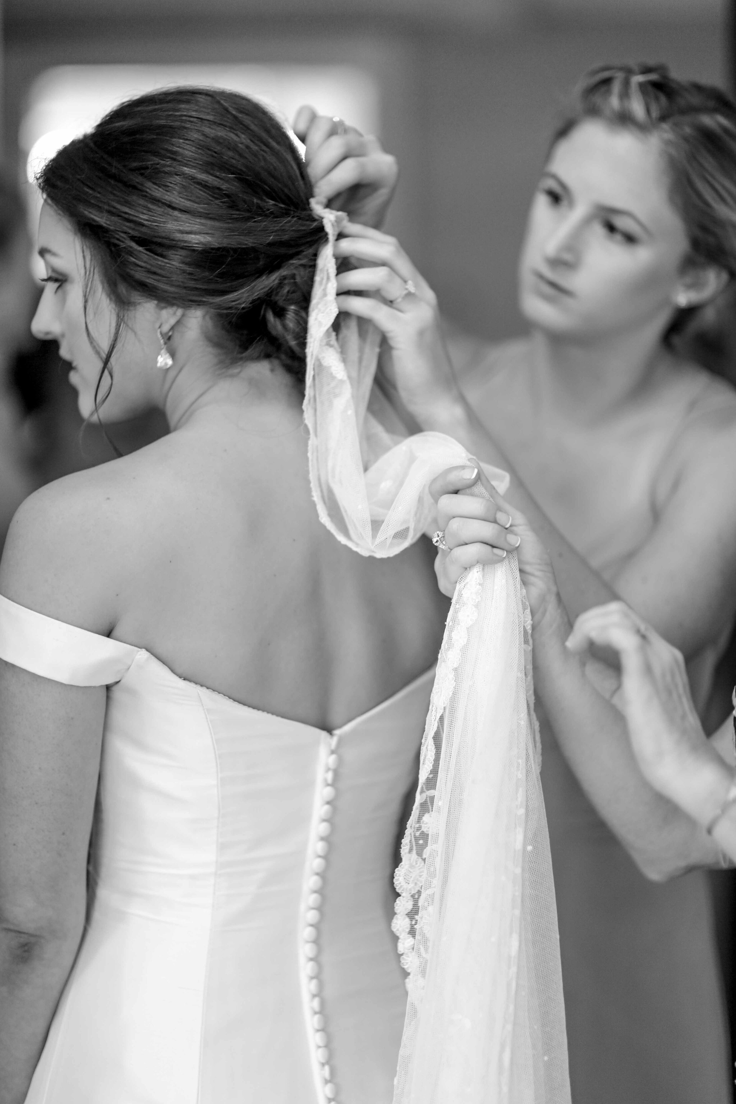 CONNECTICUT WEDDING PHOTOGRAPHER CAPTURES BRIDE GETTING READY