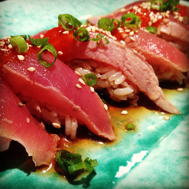 Tuna tataki sushi with ponzu sauce.🍣 #raw #mikimoto #sushi