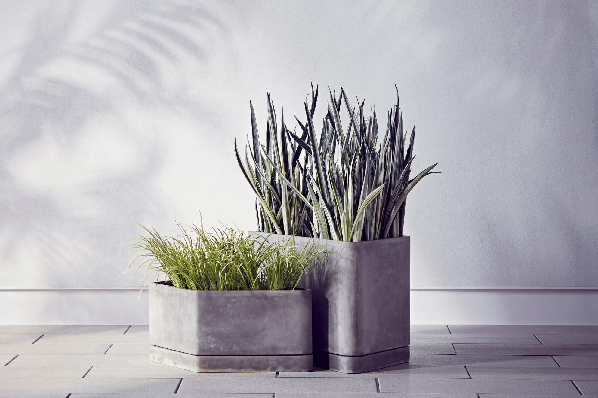 C-000271-03-007_OutdoorDiningDetailPlanters.jpg