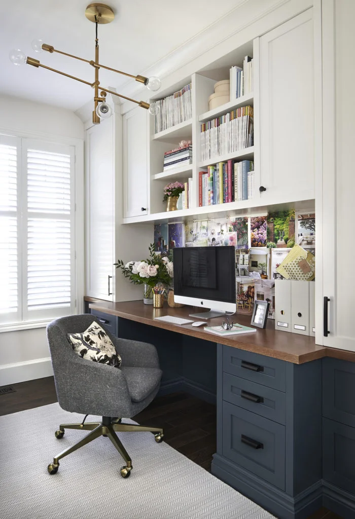 Built in desk area in a functional and pretty home office from Decor Happy.