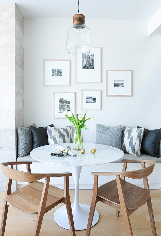 Get the look of this gorgeous coastal modern breakfast nook on the blog! | Image courtesy of Shift Interiors. Photography: Tracey Ayton Photography