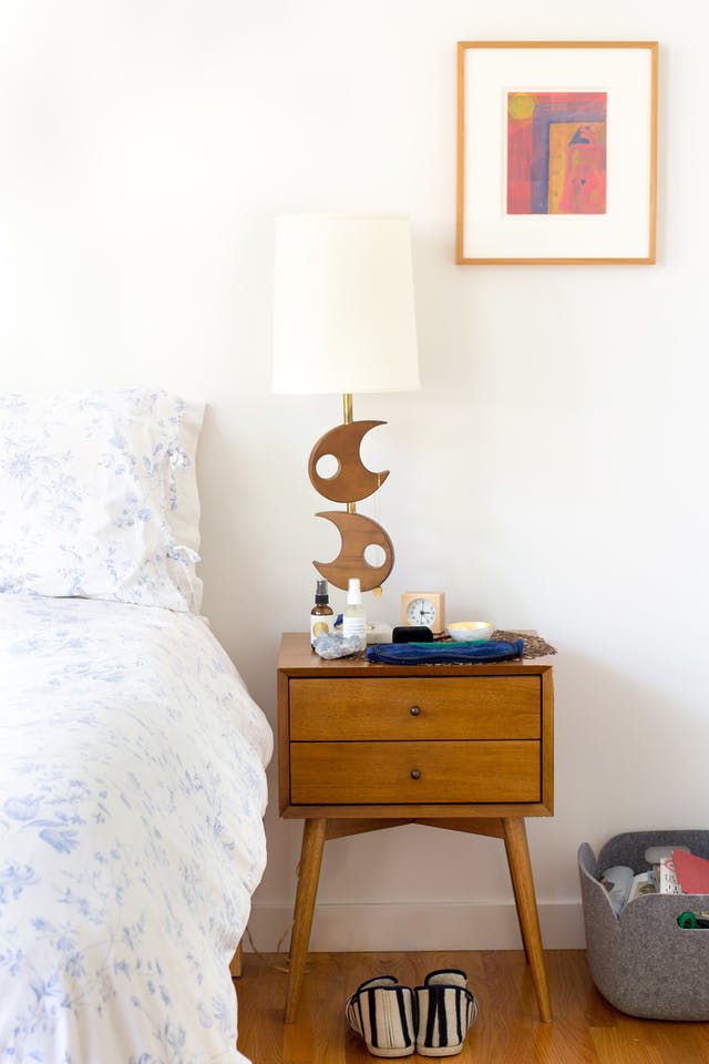 How do you choose the right side table and table lamp combination? Head to this post! I've got six no-fail combinations for you to try in your home and a lot of tips on how to choose well! // A mid-century modern nightstand pairs nicely with a funky brass lamp
