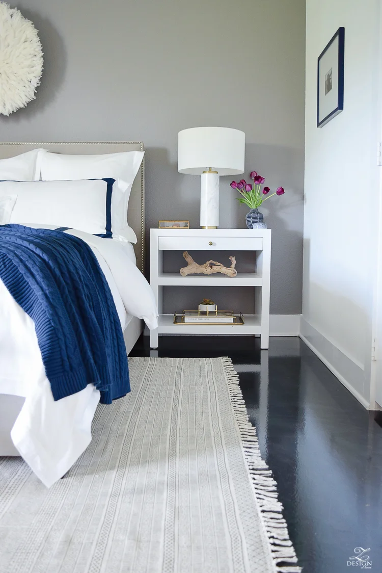 How do you choose the right side table and table lamp combination? Head to this post! I've got six no-fail combinations for you to try in your home and a lot of tips on how to choose well! // A bright and white bedroom with modern nightstands and a faux marble table lamp