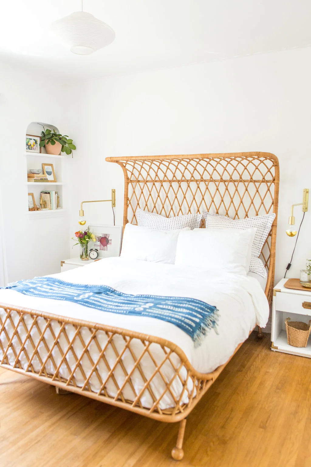 Get that casual, laid back boho coastal look in your bedroom in this post. // bright and airy bedroom, bohemian bedroom, blue, white, wood bedroom.