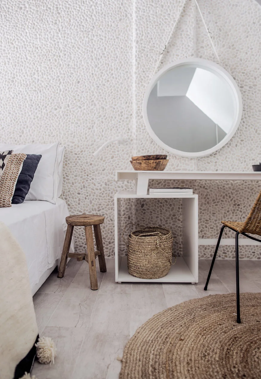Get that casual, laid back boho coastal look in your bedroom in this post. // bright and airy bedroom, bohemian bedroom, white and wood modern bedroom.