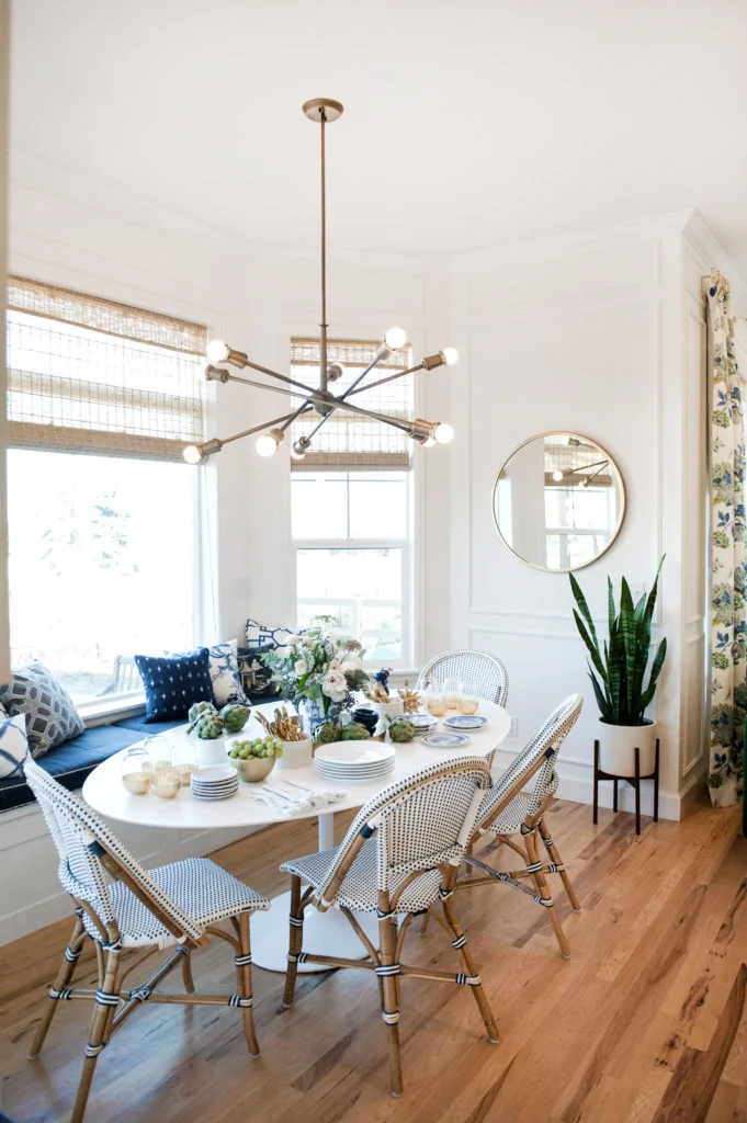 Inspiration for a coastal modern dining room. This blue and white color palette with touches of brass feels warm and inviting. Find out how you can get a similar look in your own home on the blog!
