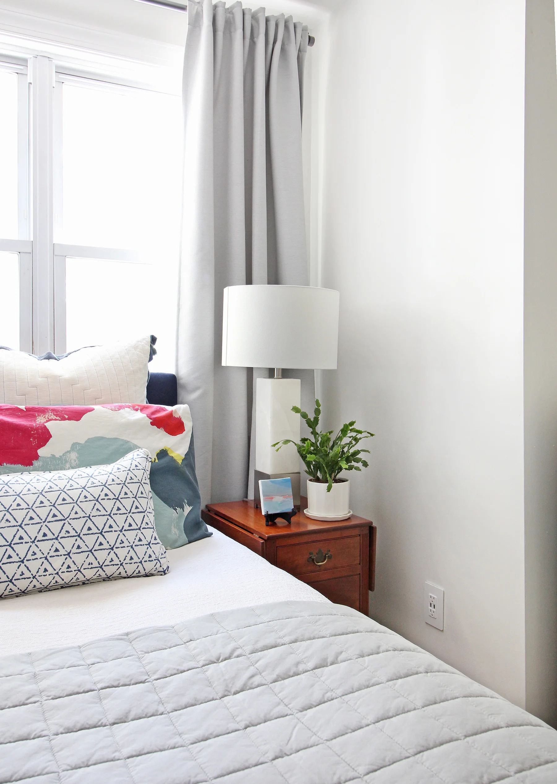 Want to upgrade the hum-drum electrical outlets in your home to something modern and sleek? Legrand’s radiant Collection may be the perfect fit. Come see how Mix & Match Design Company upgraded hers with USB outlets to add functionality and style to her eclectic modern master bedroom!