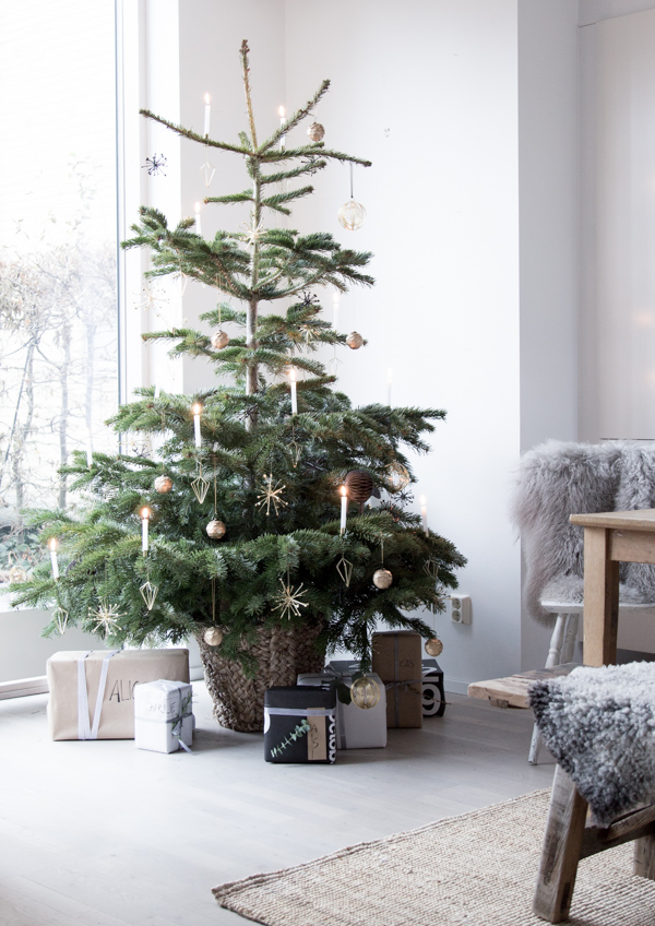 https://images.squarespace-cdn.com/content/v1/55cb6a03e4b08dc9aca94598/1543267464834-084OEUDEZGT2P6P8OBP0/Simple-Christmas-Tree-Minimalist-Scandinavian.jpg