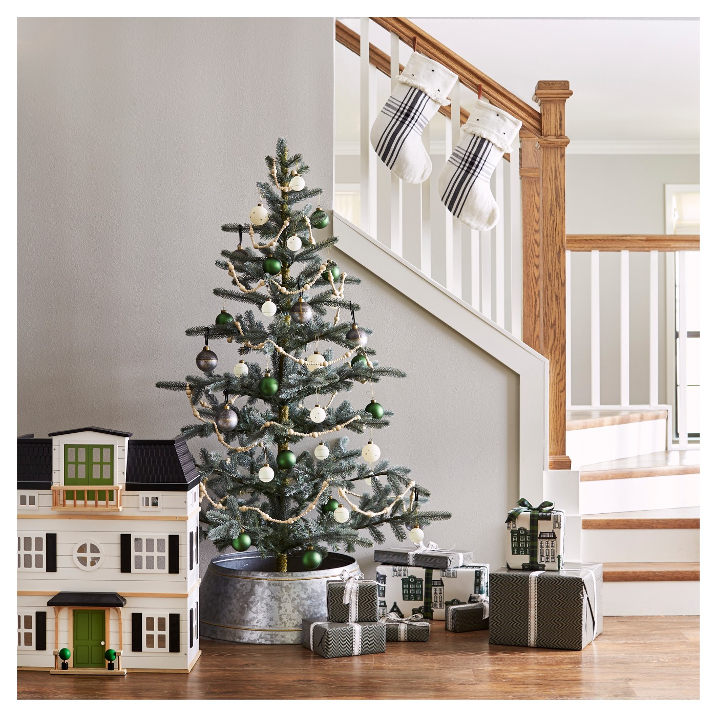Modern-Farmhouse-Minimalist-Christmas-Tree.jpeg