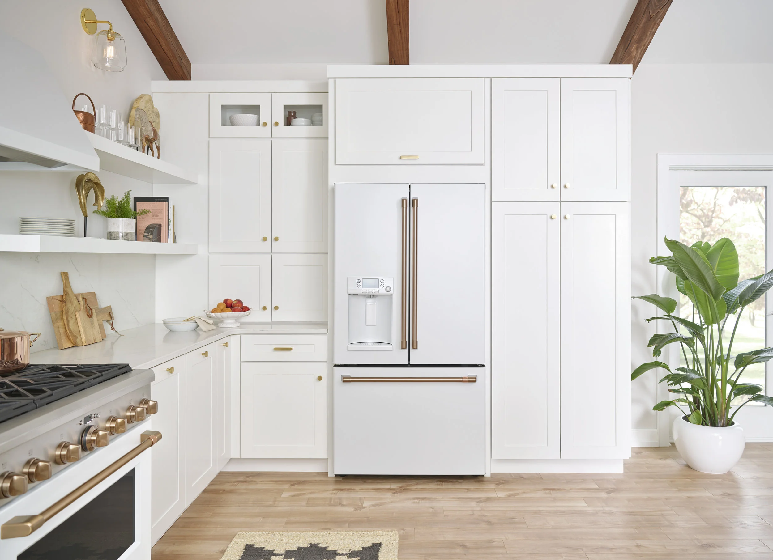 What’s your kitchen style? Light and bright, or dark and dramatic? See two examples of these contrasting styles featuring gorgeous matte white and matte black Café Appliances - then weigh in on your favorite! You can find Café Appliances at Gerhard’s Appliances if you’re local to Philadelphia! // White kitchen with a green island