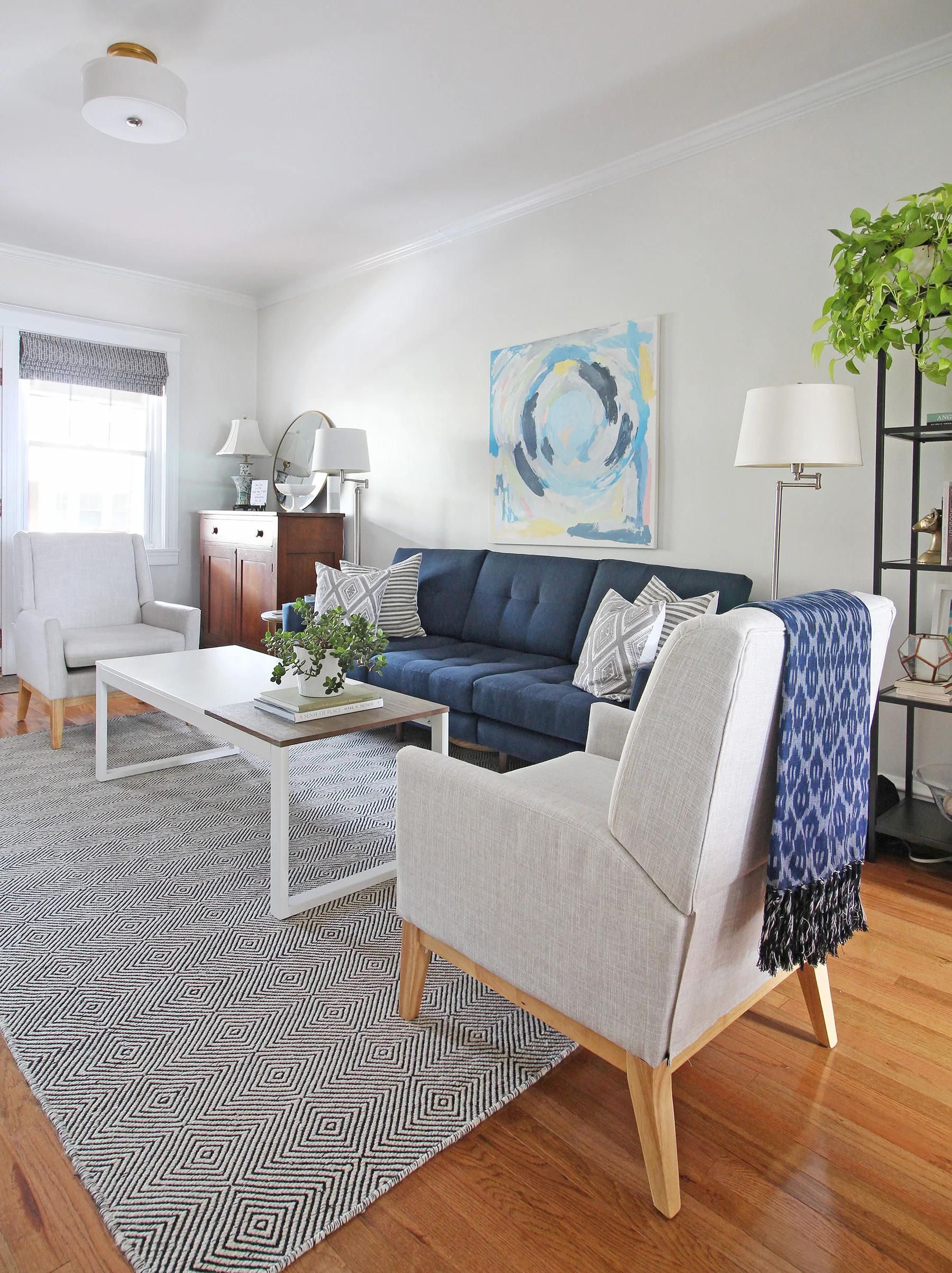A 1930s row home in Philadelphia gets a big makeover. Come see the before and after of this home’s living, dining, and kitchen open floor plan and get ideas for small space city living. Chaney’s style is mid-century modern meets traditional that makes for an eclectic, cozy space. An open and airy living area.