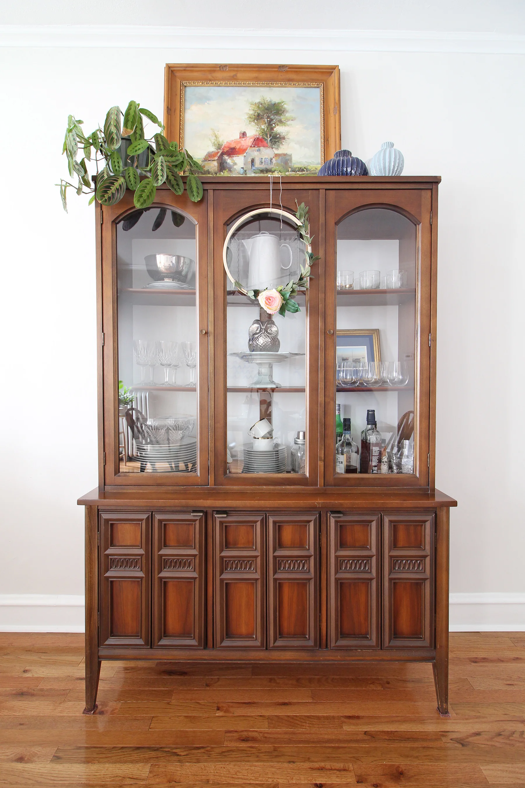 A 1930s row home in Philadelphia gets a big makeover. Come see the before and after of this home’s living, dining, and kitchen open floor plan and get ideas for small space city living. Chaney’s style is mid-century modern meets traditional that makes for an eclectic, cozy space. A thrifted mid-century china cabinet provides great storage and display.