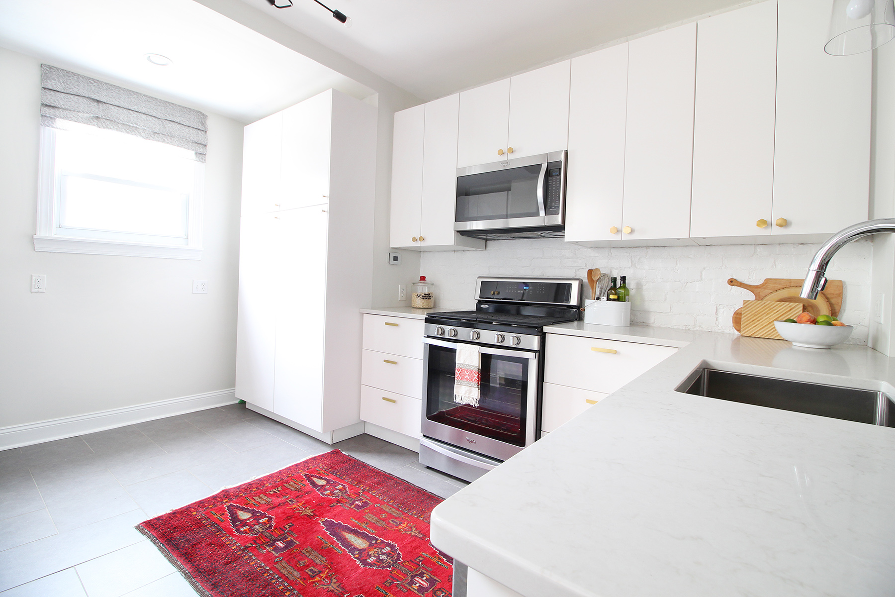 A 1930s row home in Philadelphia gets a big makeover. Come see the before and after of this home’s living, dining, and kitchen open floor plan and get ideas for small space city living. Chaney’s style is mid-century modern meets traditional that makes for an eclectic, cozy space. The bright and airy modern kitchen opens up to the rest of the first floor.