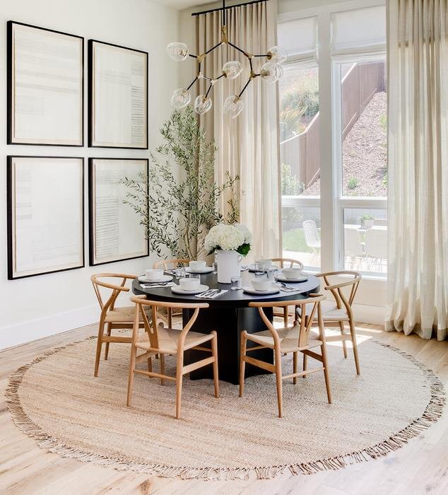 Rugs Under Round Dining Tables, Can You Put A Round Rug Under Table