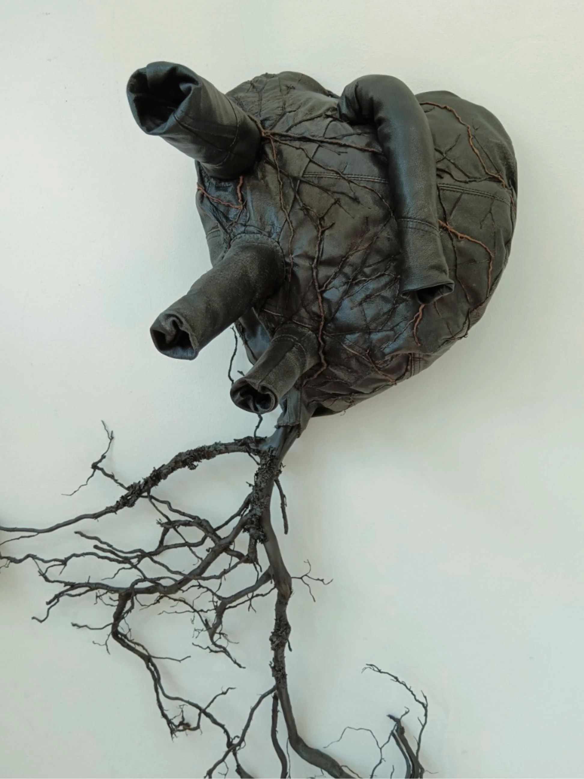   VAELTAJA / WANDERER   2026  nahka, puu, jäkälä / leather, wood, lichen   
